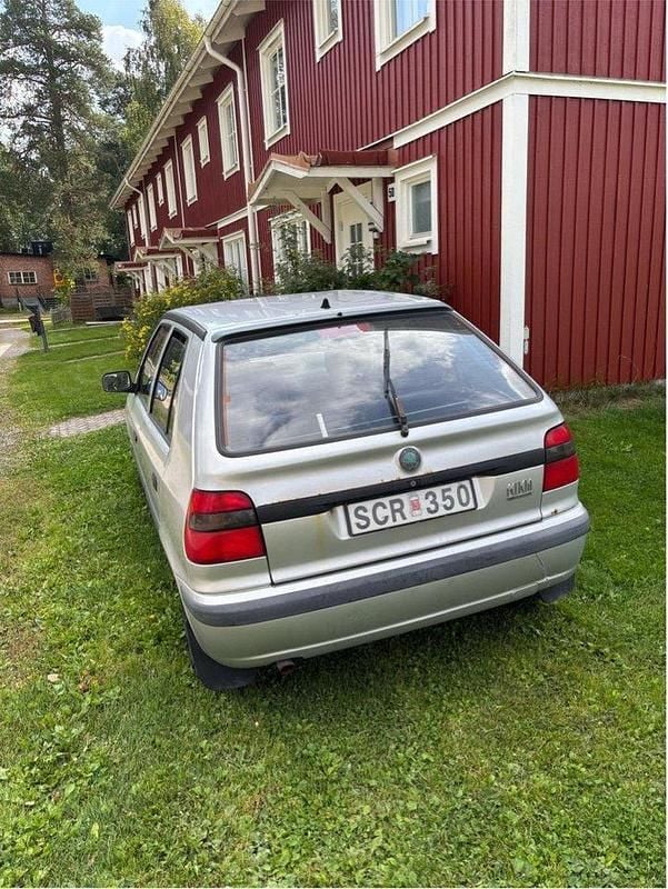 Silver Begagnad 2001 Skoda Felicia Halvkombi | 4 000 kr - Bild 1/4