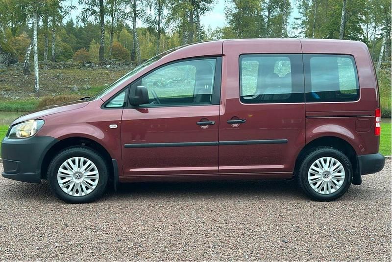 Röd Begagnad 2015 VW Caddy Life Minibuss | 139 000 kr (Dyr) - Bild 1/4