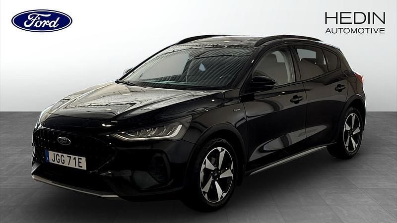 Svart (black) Begagnad 2022 Ford Focus Active Halvkombi | 184 900 kr (Marknadspris) - Bild 1/4