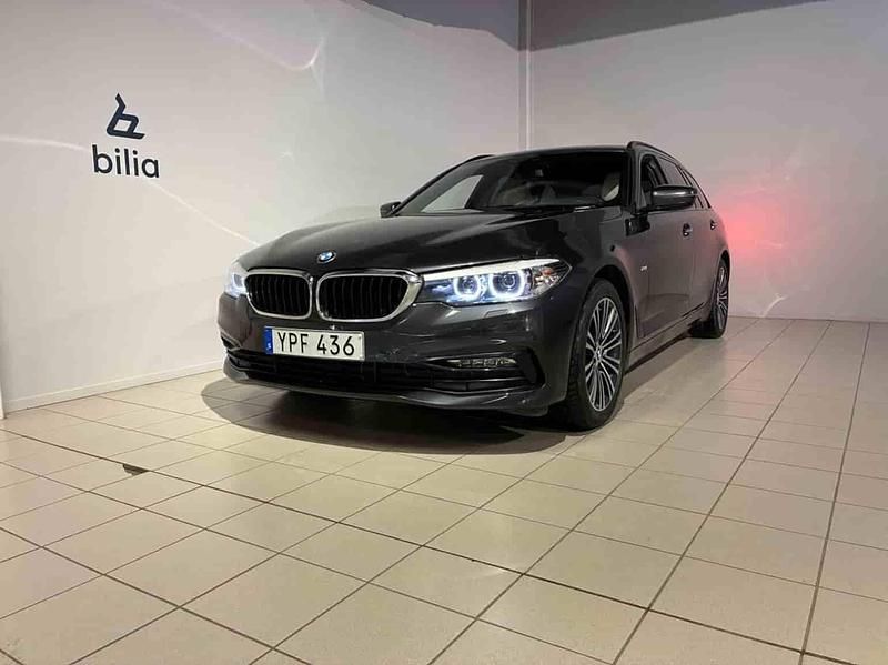 Grå Begagnad 2018 BMW 520 Kombi | 259 900 kr (Marknadspris) - Bild 1/1