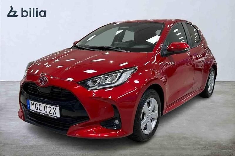 Röd Ny 2025 Toyota Yaris Hybrid Halvkombi | 269 900 kr - Bild 1/1