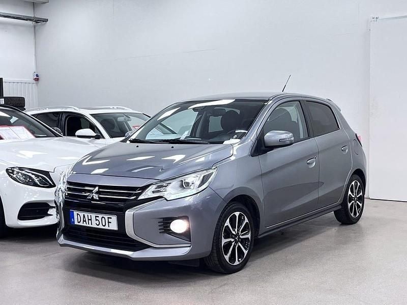 Gråmetallic Begagnad 2023 Mitsubishi Space Star Halvkombi | 129 900 kr (Marknadspris) - Bild 1/4