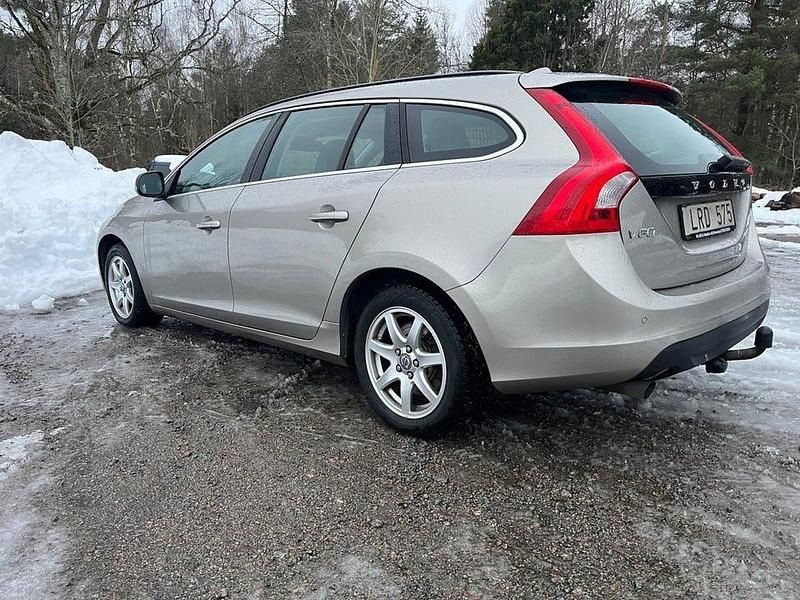 Begagnad Volvo V60 Momentum 163 HK (119 kW) 2011 Brun Kombi