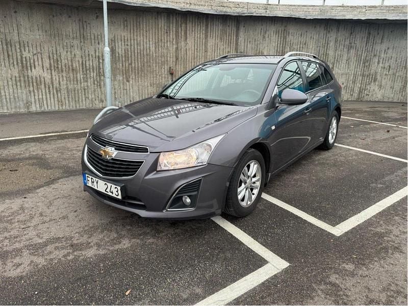 Grå Begagnad 2013 Chevrolet Cruze Kombi | 27 500 kr (Marknadspris) - Bild 1/4