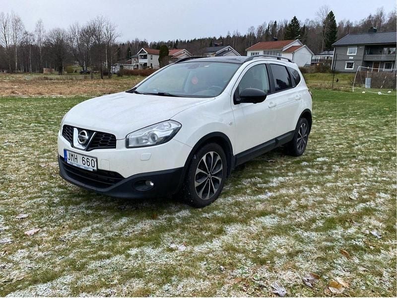 Vit Begagnad 2013 Nissan Qashqai +2 SUV | 63 000 kr (Bra pris) - Bild 1/4