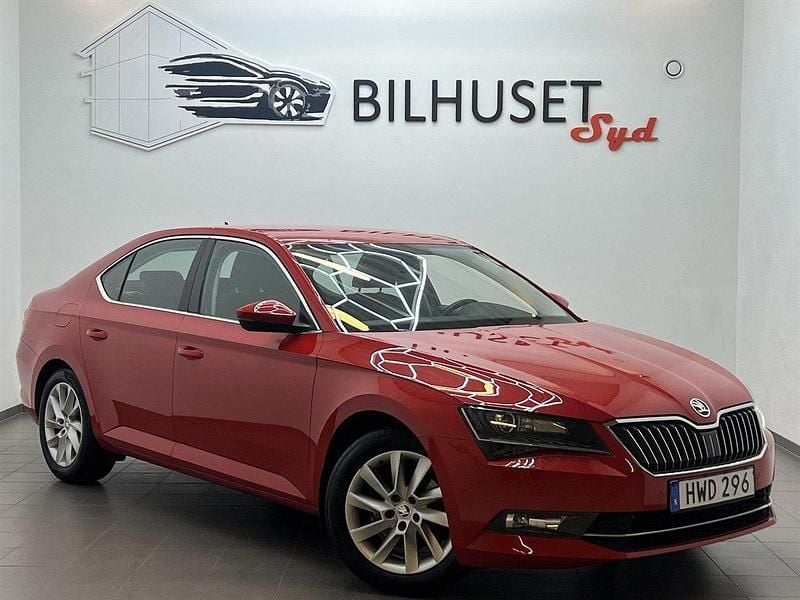 Röd Begagnad 2016 Skoda Superb Style Halvkombi | 198 500 kr (Marknadspris) - Bild 1/4