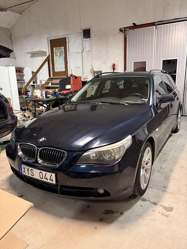 Blå Begagnad 2006 BMW 525 Kombi | 59 900 kr (Marknadspris) - Bild 1/4