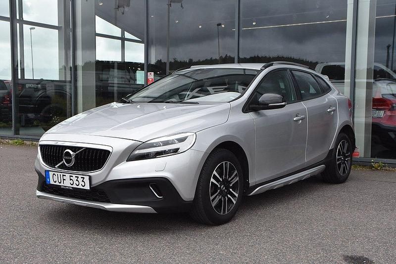Silver Begagnad 2018 Volvo V40 CC Business Edition Kombi | 179 000 kr (Marknadspris) - Bild 1/4