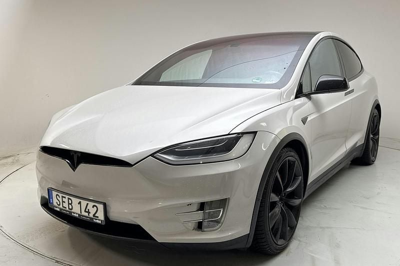 Svart Begagnad 2016 Tesla Model X SUV | 350 000 kr - Bild 1/4