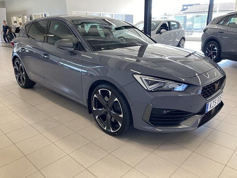 Ljusgrå (graphene grey) Begagnad 2022 Cupra Leon VZ Halvkombi | 239 900 kr - Bild 1/4