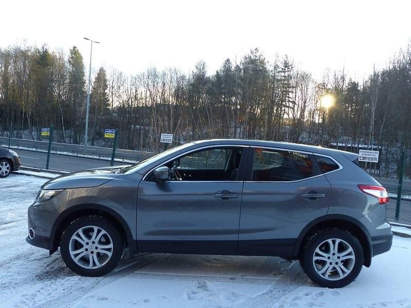 Begagnad Nissan Qashqai 110 HK (80 kW) 2015 Grå metallic SUV