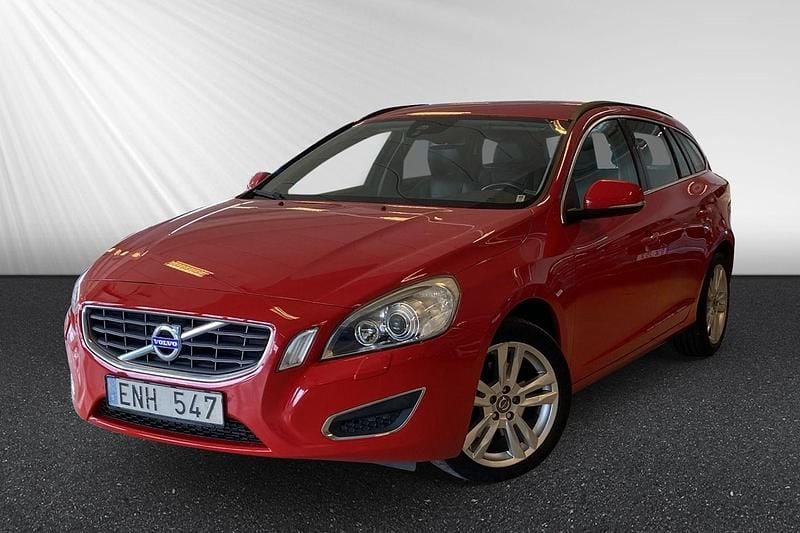 Röd Begagnad 2013 Volvo V60 Momentum Kombi | 124 900 kr (Marknadspris) - Bild 1/4