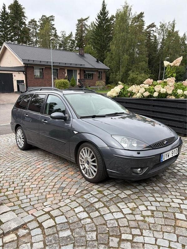Grå Begagnad 2004 Ford Focus ST Kombi | 30 000 kr (Marknadspris) - Bild 1/4