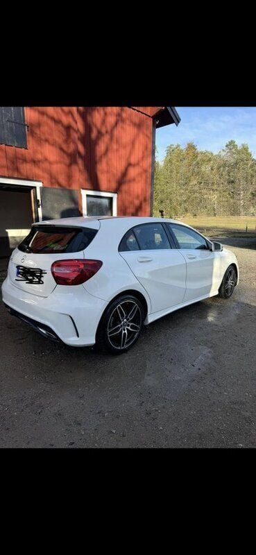 Vit Begagnad 2018 Mercedes A180 Style Halvkombi | 143 000 kr (Marknadspris) - Bild 1/4