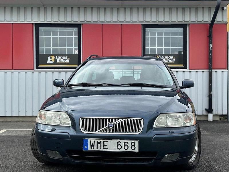 Blå Begagnad 2005 Volvo V70 Kinetic Kombi | 37 900 kr (Marknadspris) - Bild 1/4