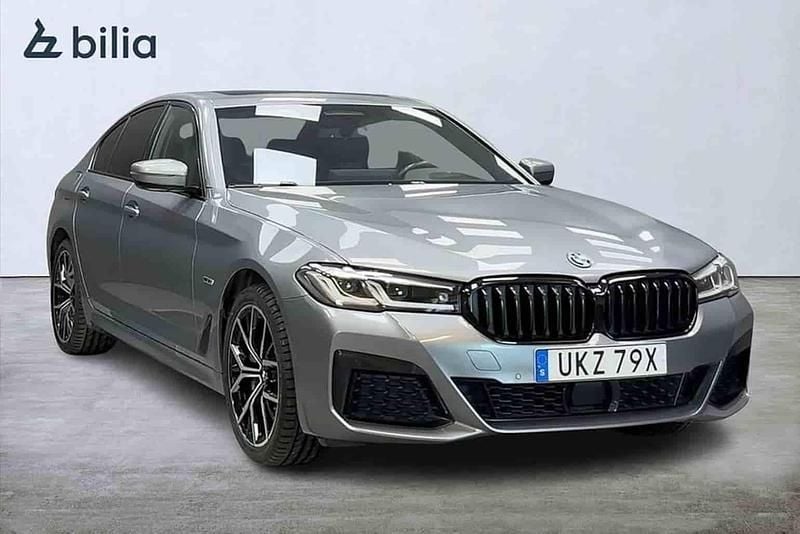 Grå Begagnad 2023 BMW 530e Sedan | 449 000 kr (Dyr) - Bild 1/1