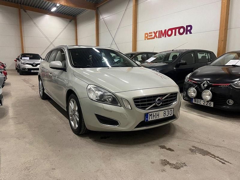 Vit Begagnad 2012 Volvo V60 Summum Kombi | 99 900 kr (Marknadspris) - Bild 1/4