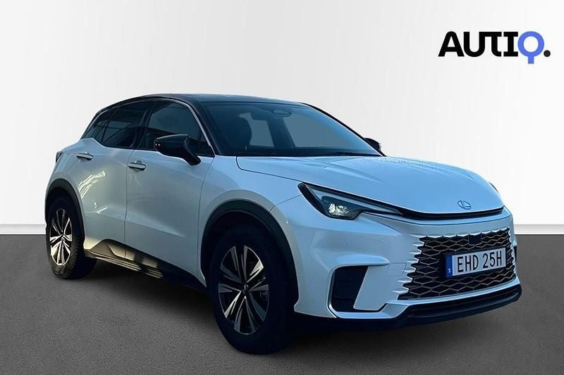 Vit (sonic quartz metallic) Begagnad 2024 Lexus LBX SUV | 339 900 kr (Bra pris) - Bild 1/3