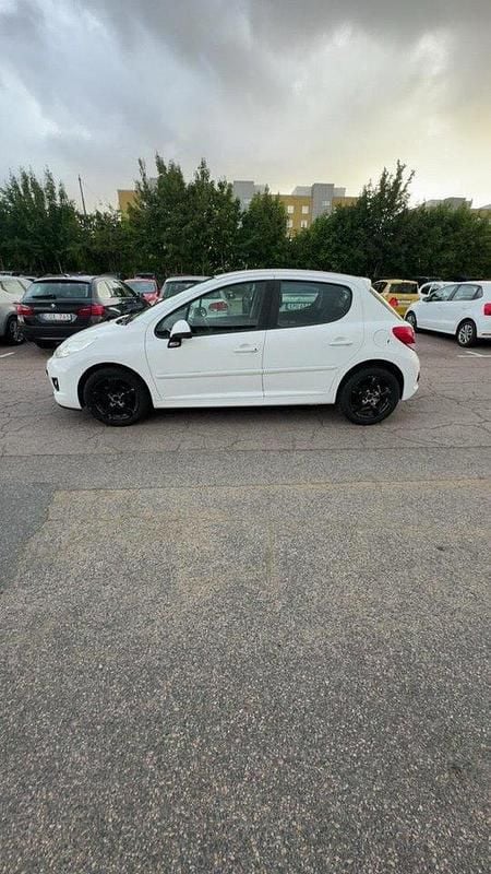 Vit Begagnad 2011 Peugeot 207 Halvkombi | 26 000 kr (Marknadspris) - Bild 1/4