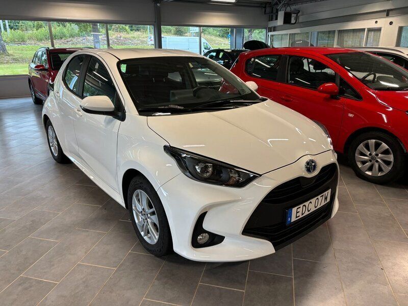 Vit Begagnad 2023 Toyota Yaris Hybrid Active Halvkombi | 229 500 kr (Marknadspris) - Bild 1/3