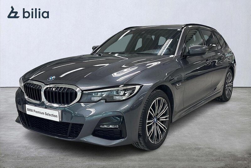 Grå Begagnad 2022 BMW 330e M Sport Kombi | 379 900 kr (Marknadspris) - Bild 1/4