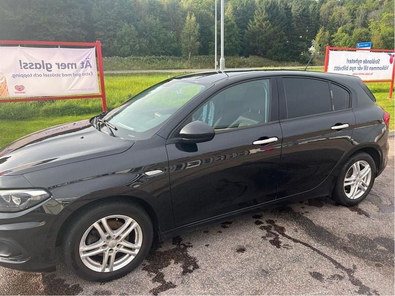 Svart Begagnad 2017 Fiat Tipo Lounge Halvkombi | 74 000 kr (Marknadspris) - Bild 1/4