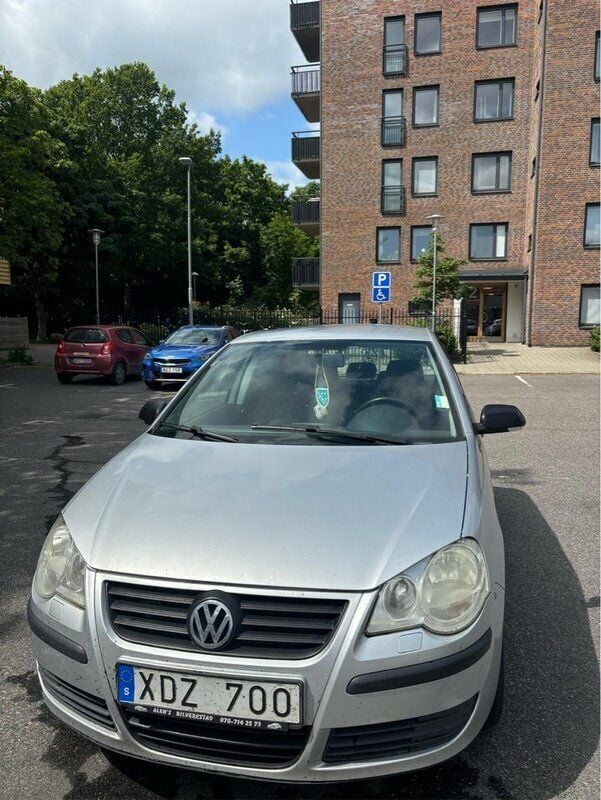Silver Begagnad 2006 VW Polo Trendline Halvkombi | 20 000 kr (Marknadspris) - Bild 1/4