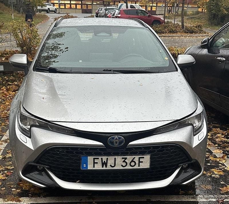 Silver Begagnad 2023 Toyota Corolla Active Kombi | 165 000 kr (Marknadspris) - Bild 1/4