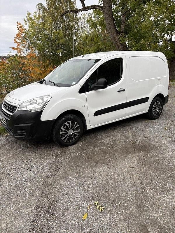 Vit Begagnad 2016 Peugeot Partner Minibuss | 59 000 kr (Bra pris) - Bild 1/4