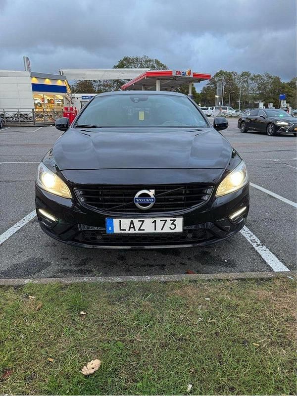 Svart Begagnad 2016 Volvo S60 R-Design Sedan | 178 990 kr (Marknadspris) - Bild 1/4
