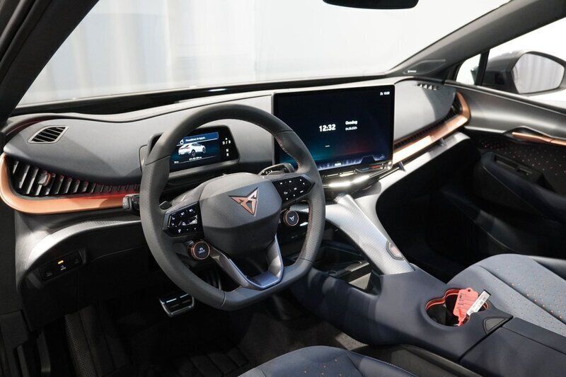 Grå Begagnad 2024 Cupra Tavascan VZ SUV | 629 000 kr (Dyr) - Bild 1/4