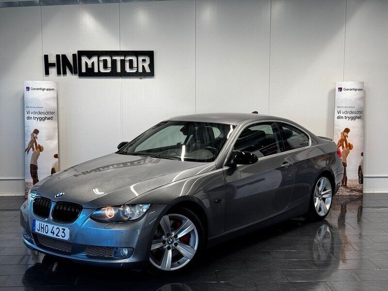 Grå Begagnad 2006 BMW 335 Sportkupé | 129 900 kr (Marknadspris) - Bild 1/4