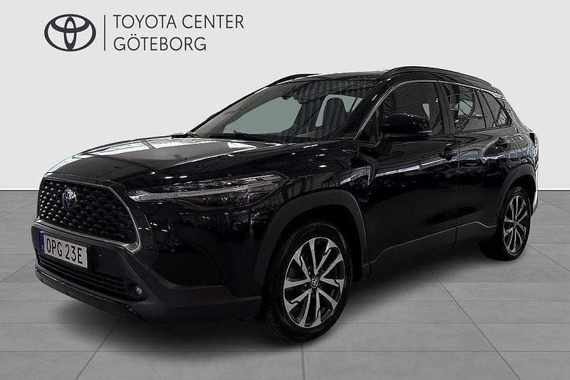 Svart Begagnad 2023 Toyota Corolla Cross Style SUV | 345 000 kr (Bra pris) - Bild 1/4