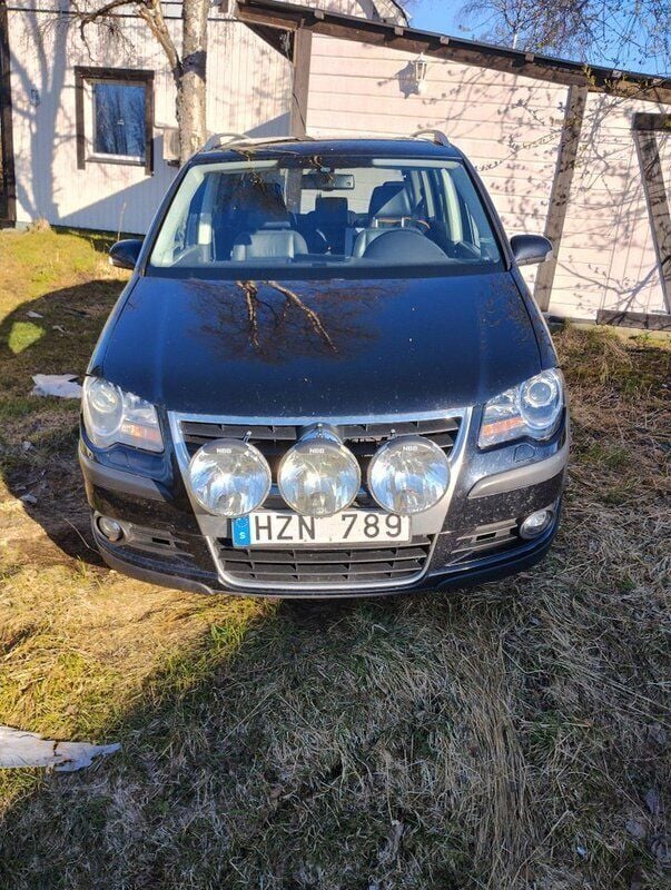 Svart Begagnad 2009 VW Touran Cross Minibuss | 25 000 kr - Bild 1/4