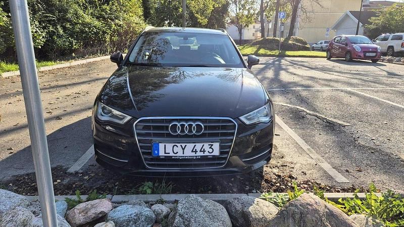 Svart Begagnad 2016 Audi A3 Sportback Attraction Halvkombi | 128 000 kr (Marknadspris) - Bild 1/4