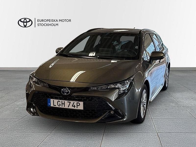 Grön Begagnad 2024 Toyota Corolla Active Kombi | 299 900 kr (Marknadspris) - Bild 1/4