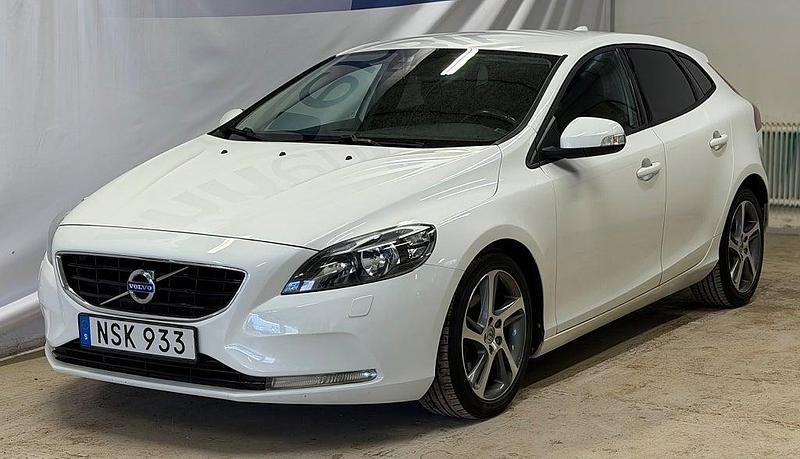 Begagnad Volvo V40 Kinetic 116 HK (85 kW) 2015 Vit Halvkombi