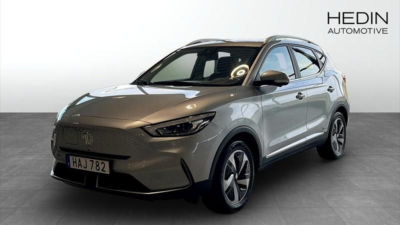 Grå (silver) Begagnad 2022 MG ZS Luxury Sedan | 249 900 kr (Bra pris) - Bild 1/4