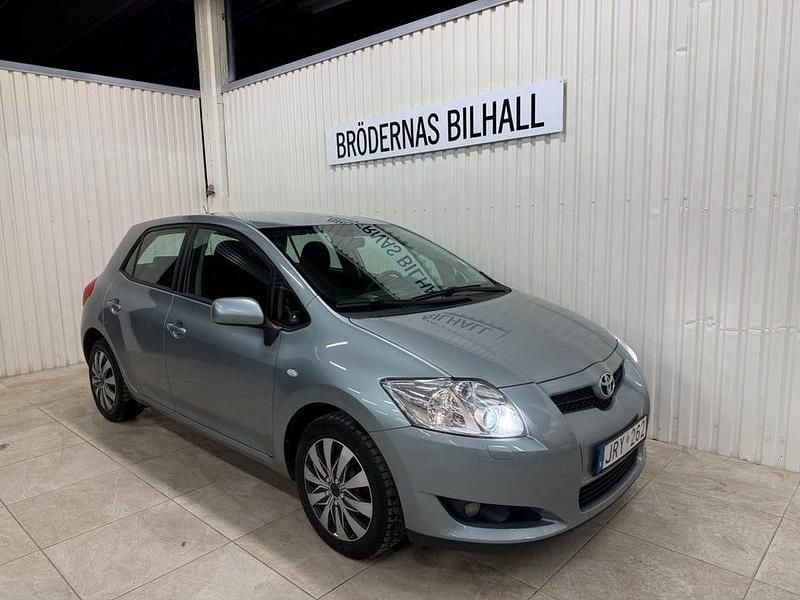 Begagnad Toyota Auris 124 HK (91 kW) 2008 Grå Halvkombi