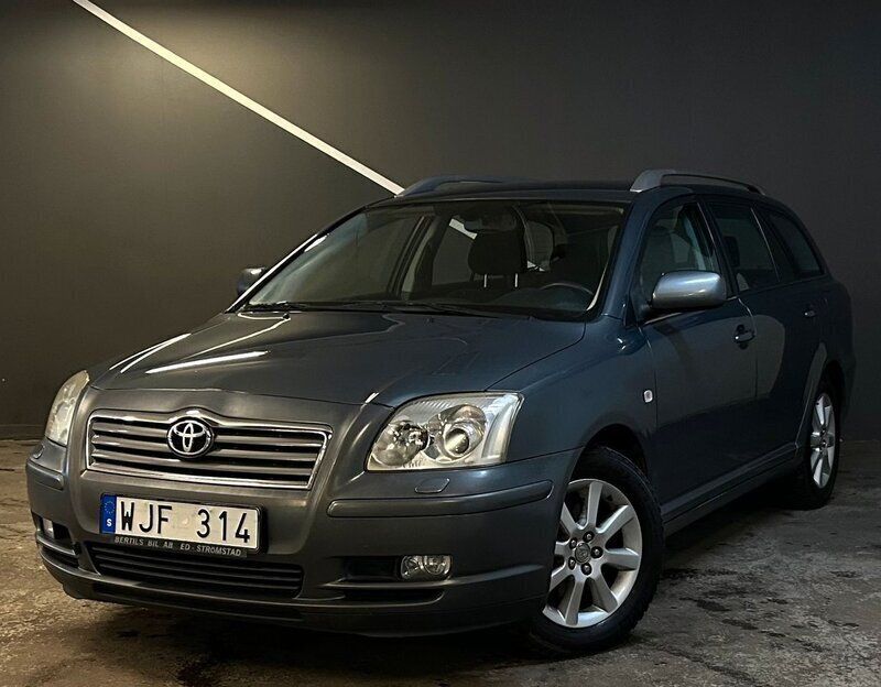 Grå Begagnad 2004 Toyota Avensis Kombi | 29 900 kr (Marknadspris) - Bild 1/4