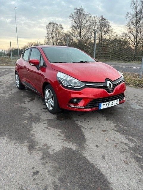 Röd Begagnad 2017 Renault Clio IV Expression Halvkombi | 94 900 kr (Lite dyr) - Bild 1/4