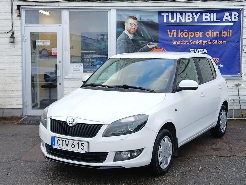 Vit Begagnad 2014 Skoda Fabia Ambiente Halvkombi | 64 900 kr (Marknadspris) - Bild 1/4