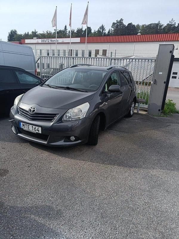 Grå Begagnad 2012 Toyota Verso Minibuss | 49 000 kr (Superpris) - Bild 1/1