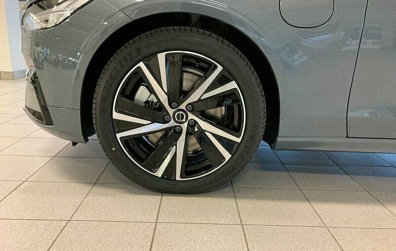 Begagnad Volvo V90 R-Design 392 HK (288 kW) 2021 Grå Kombi