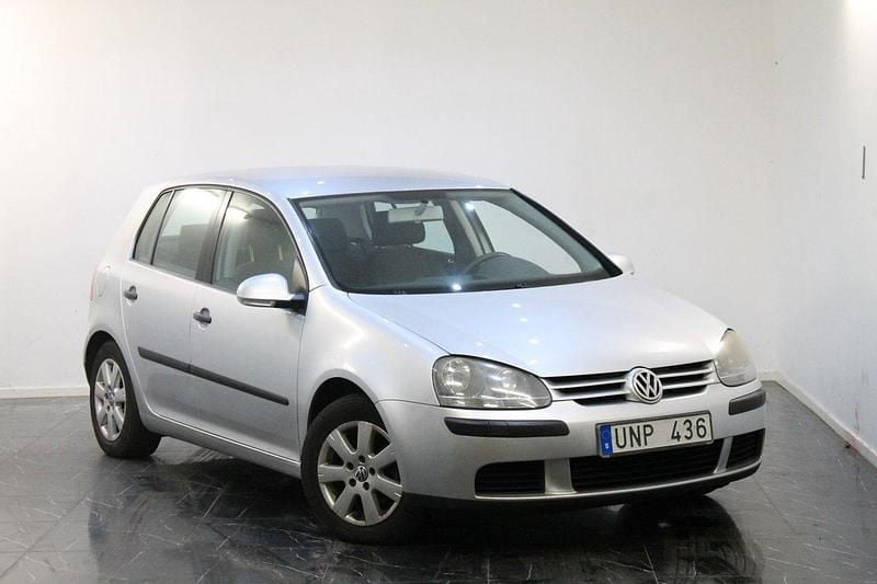 Silver Begagnad 2003 VW Golf IV Trendline Halvkombi | 34 900 kr (Lite dyr) - Bild 1/4