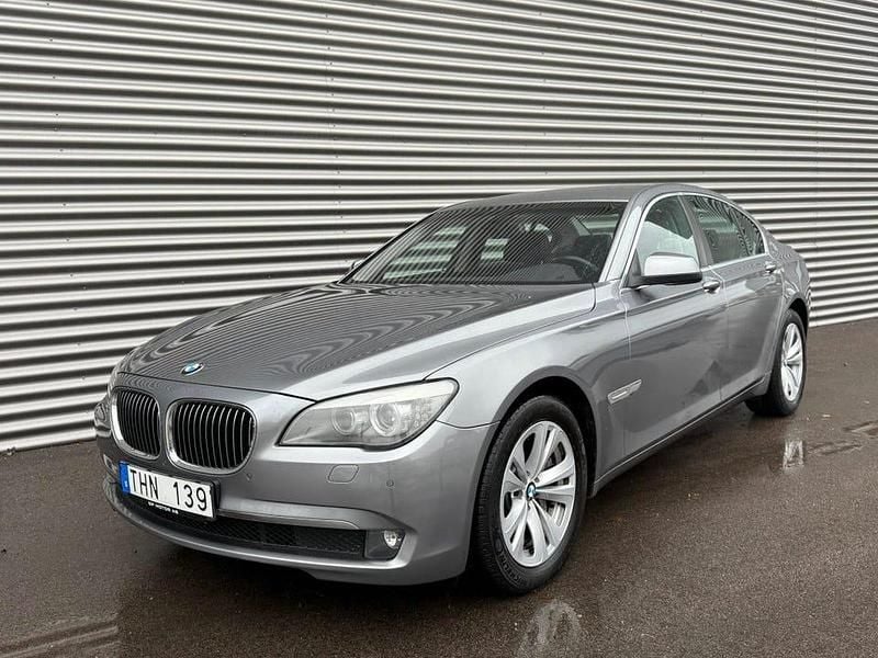 Grå metallic Begagnad 2009 BMW 750L Sedan | 159 000 kr - Bild 1/4