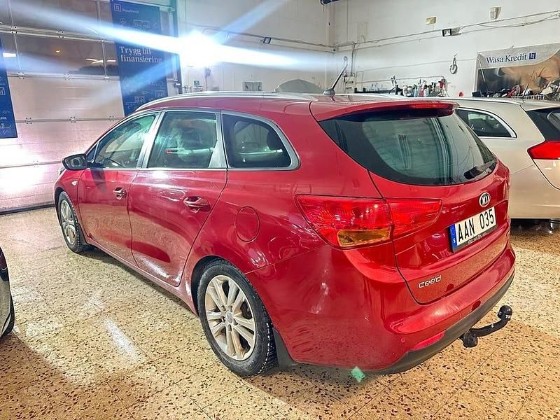 Begagnad Kia Ceed Sportswagon EX 90 HK (66 kW) 2013 Röd Kombi