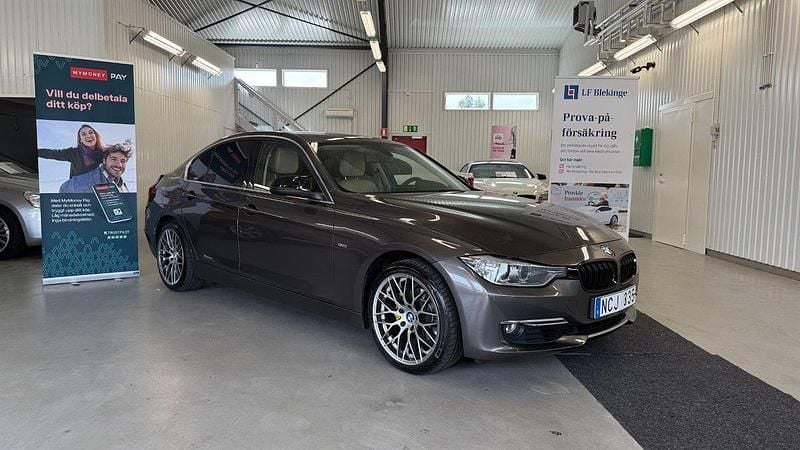 Brun Begagnad 2013 BMW 320 Luxury Line Sedan | 134 900 kr (Marknadspris) - Bild 1/4