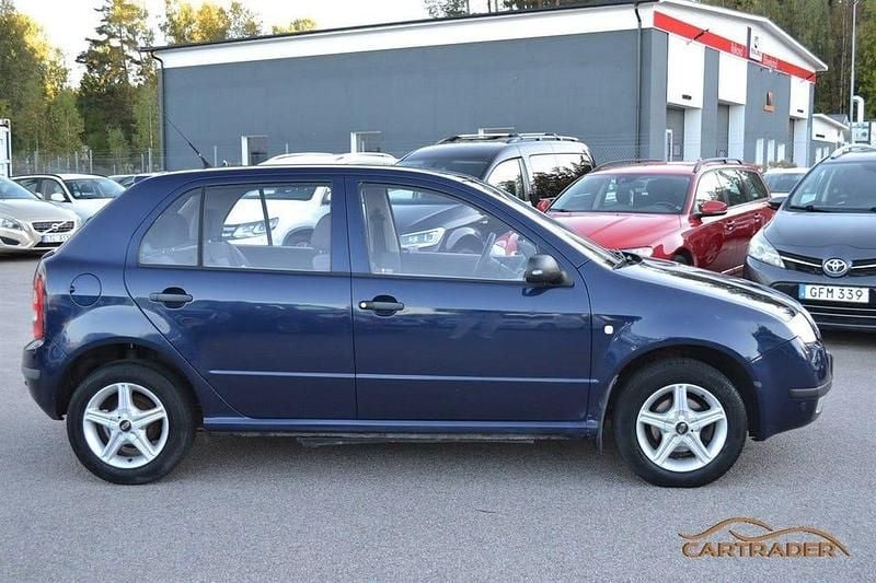 Begagnad Skoda Fabia 68 HK (50 kW) 2003 Mörkblå (blå) Halvkombi