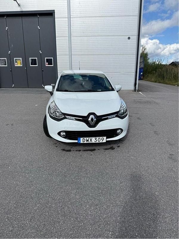 Vit Begagnad 2015 Renault Clio IV Halvkombi | 65 000 kr (Bra pris) - Bild 1/4